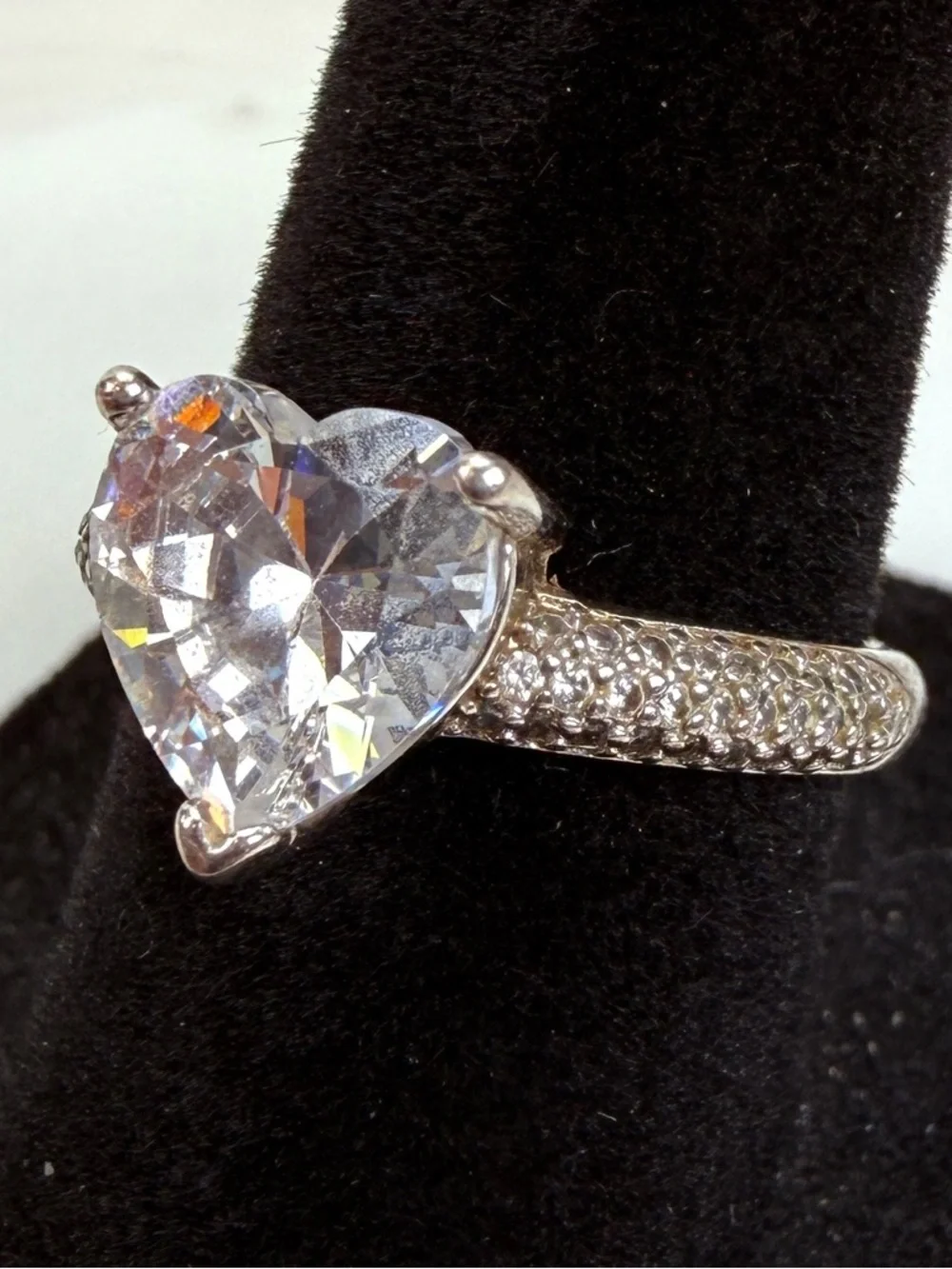 Beautiful vintage size 6, aged silvertone, heart shaped bling ring